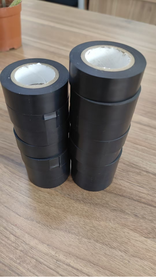 Tá na príomhúsáidí seo a leanas ag téip leictreach atá neamhdhíobhálach don chomhshaol