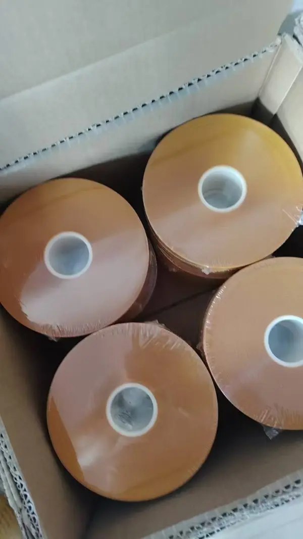 Saintréithe agus iarratais téip fhoirceannadh ceallraí litiam